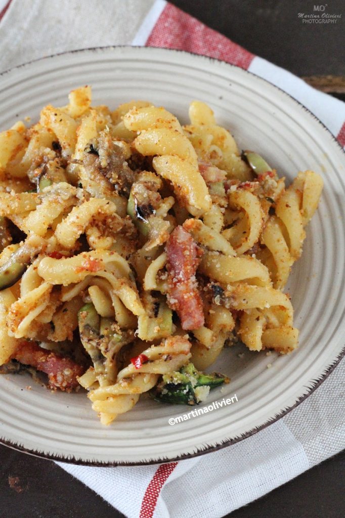 Pasta con bacon y verduras a la parrilla