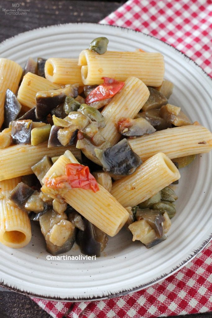 Pasta con berenjenas, alcaparras y aceitunas