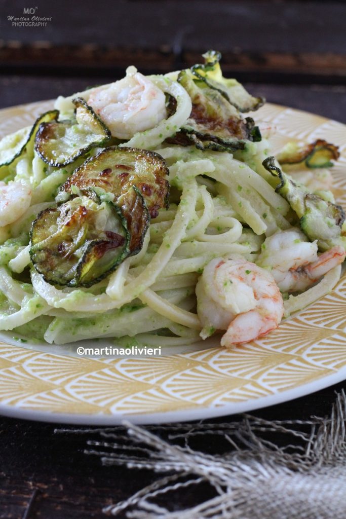 Pasta con crema de calabacín, gambas y chips de calabacín