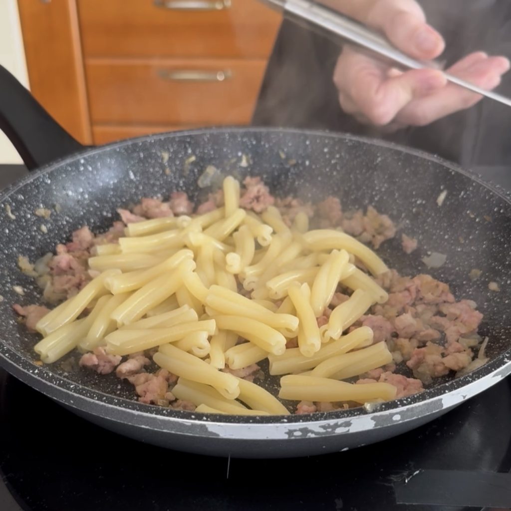 Pasta con crema de patatas y salchicha