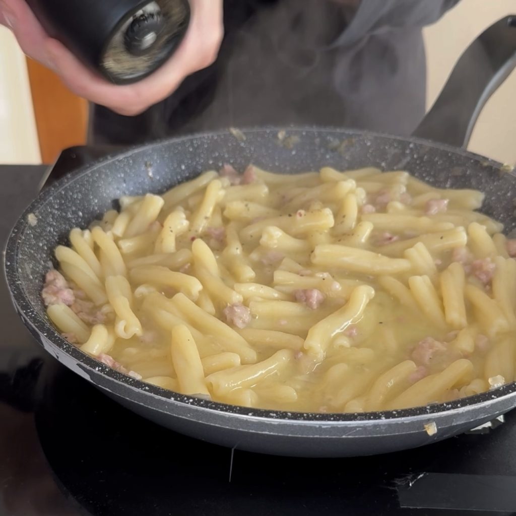 Pasta con crema de patatas y salchicha