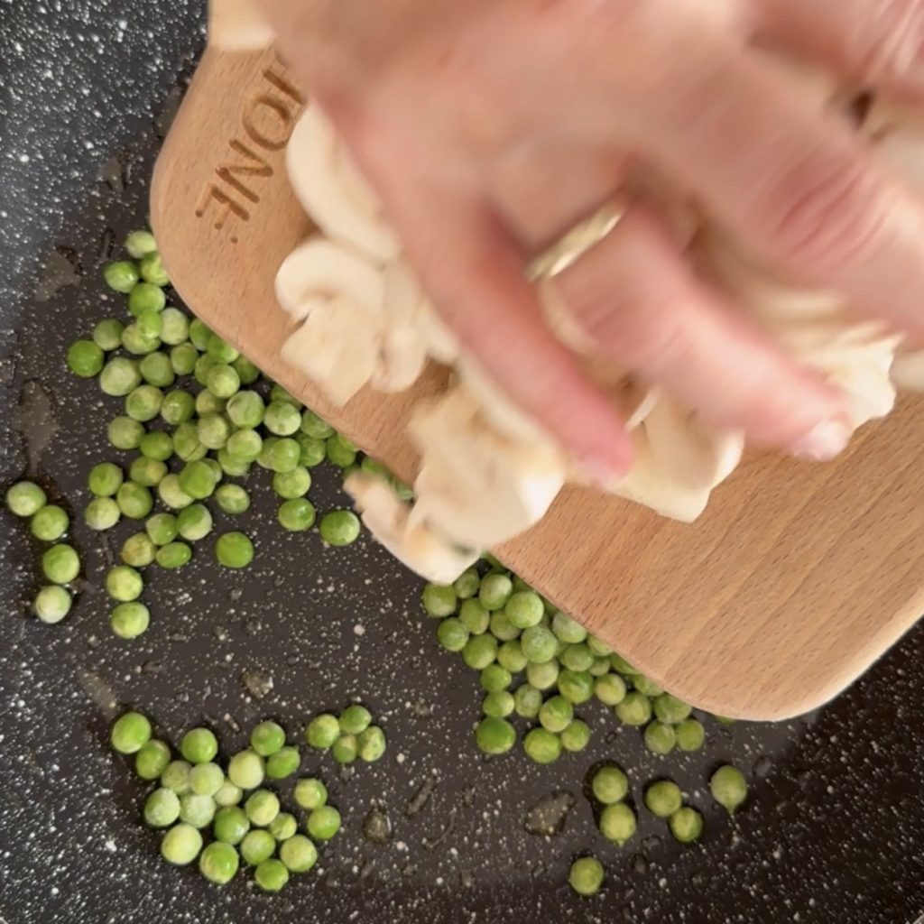 Pasta con guisantes y setas