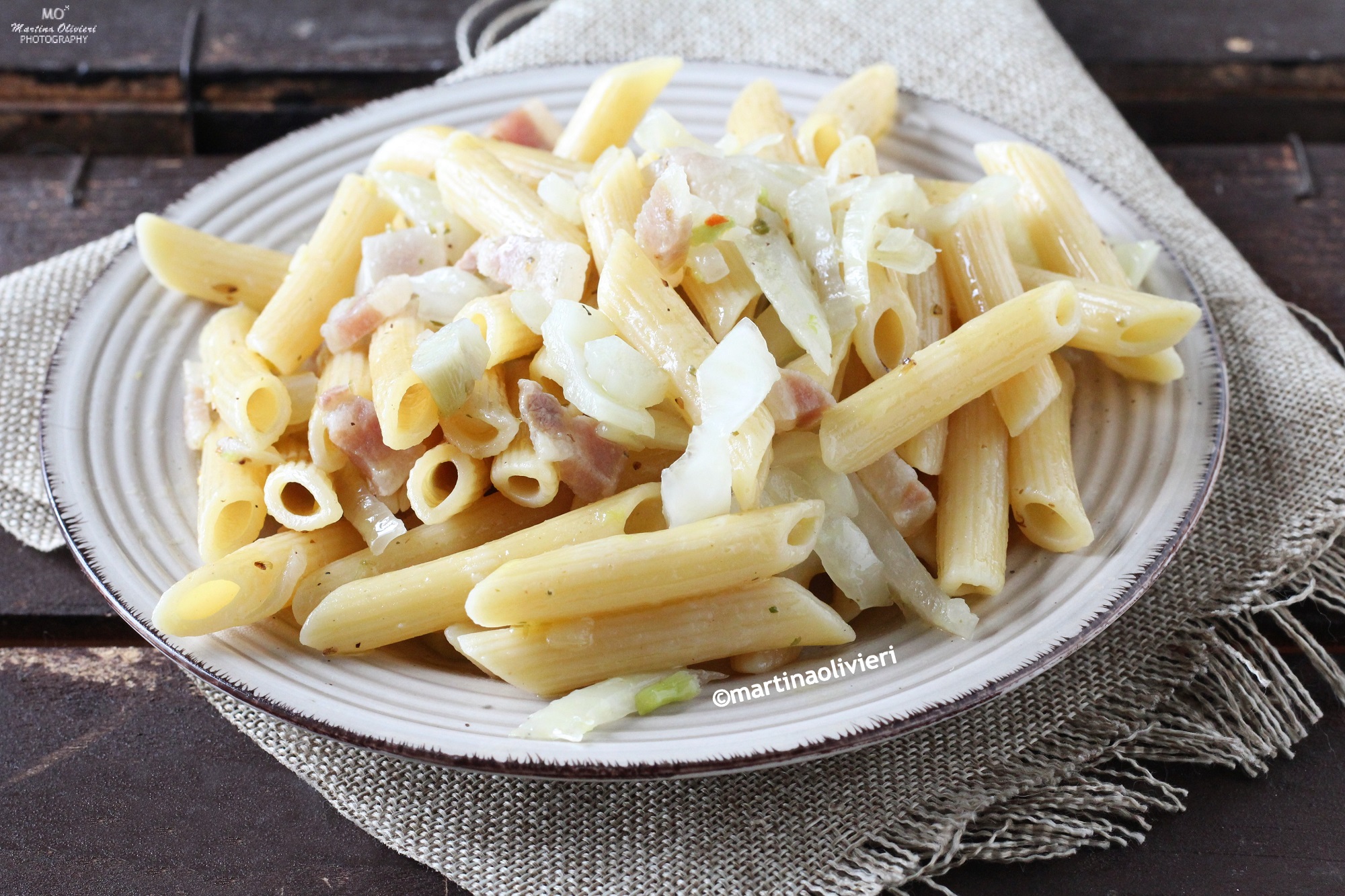 Pasta con hinojos y panceta