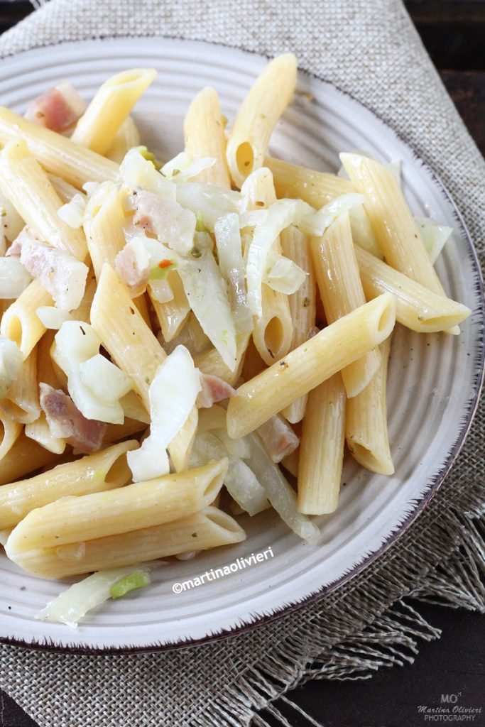 Pasta con hinojos y panceta