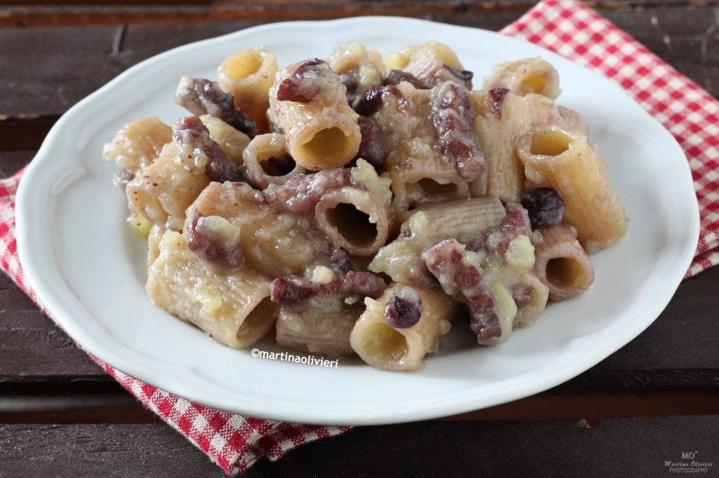 Pasta con patatas, panceta y arándanos