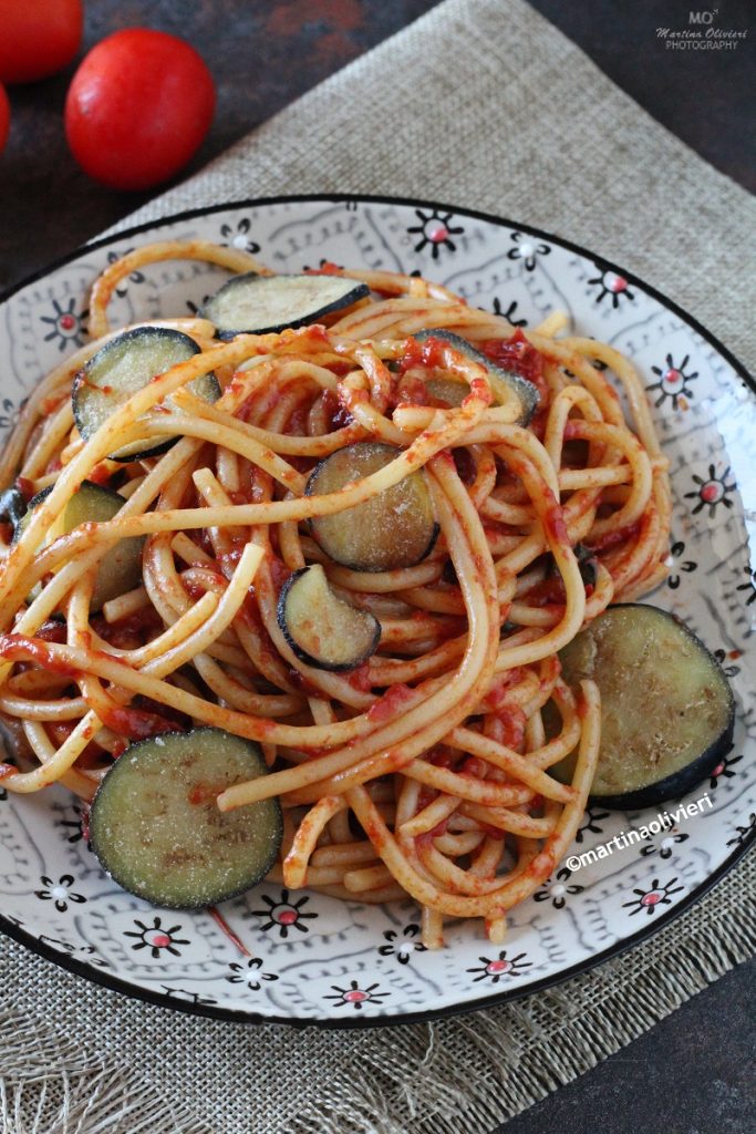 Pasta con tomates cherry y chips de berenjena
