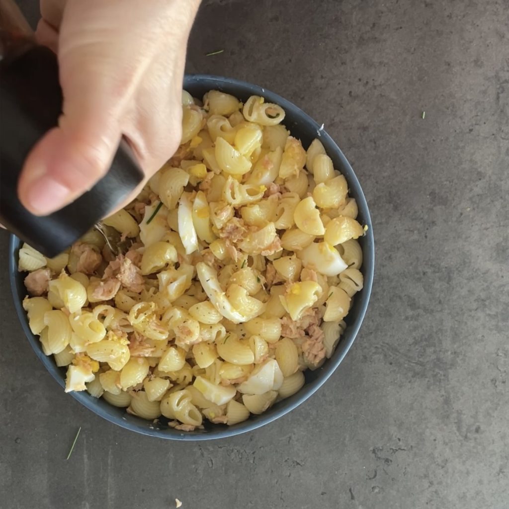 Pasta fría con atún y huevos