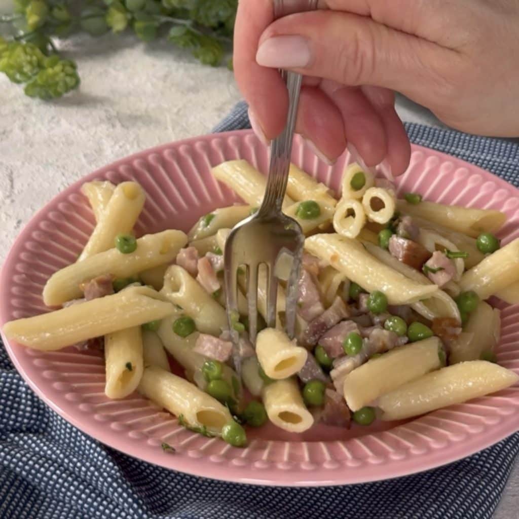 Pasta guisantes y panceta
