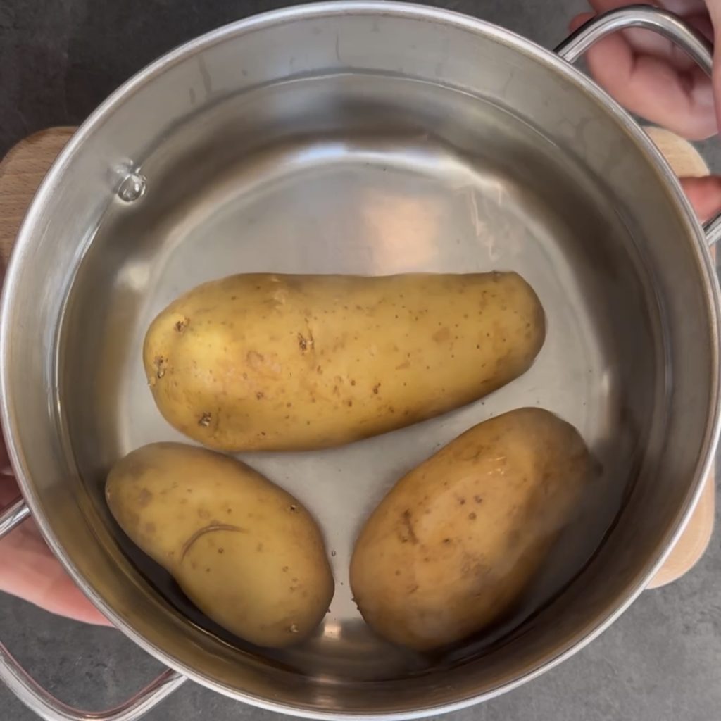 Patatas y cebolla en sartén