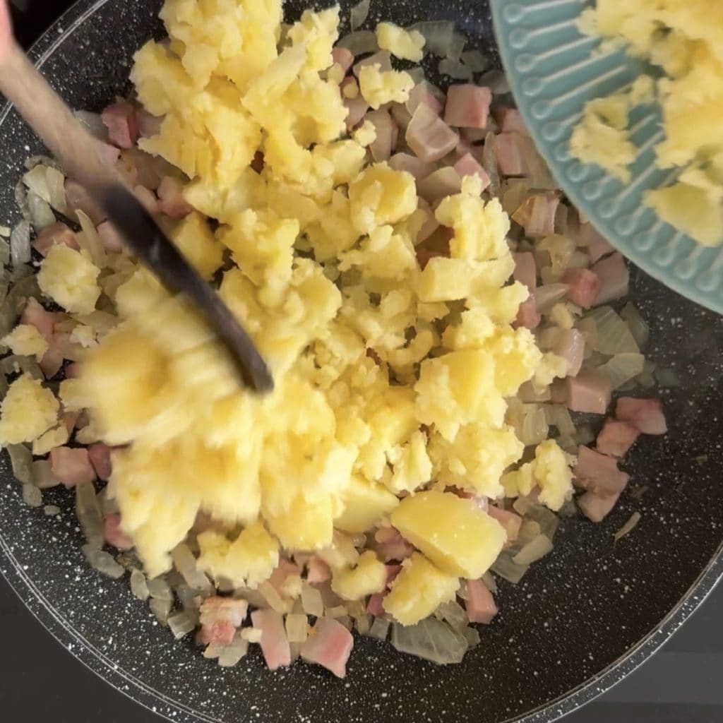 Patatas y cebolla en sartén