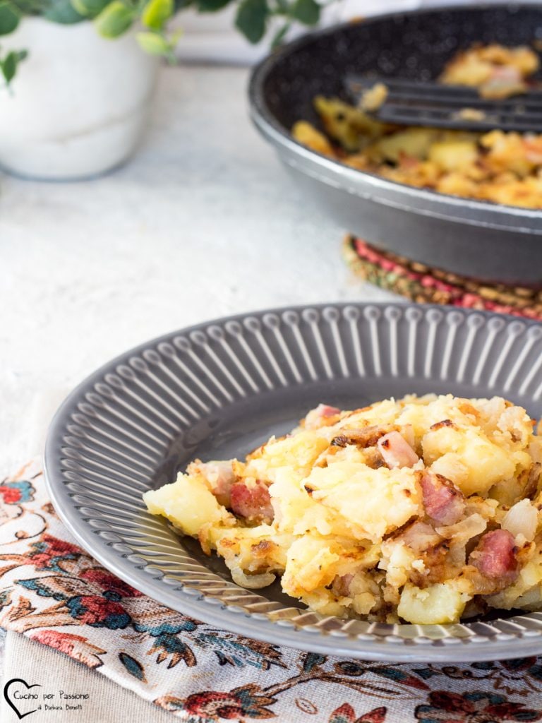 Patatas y cebolla en sartén