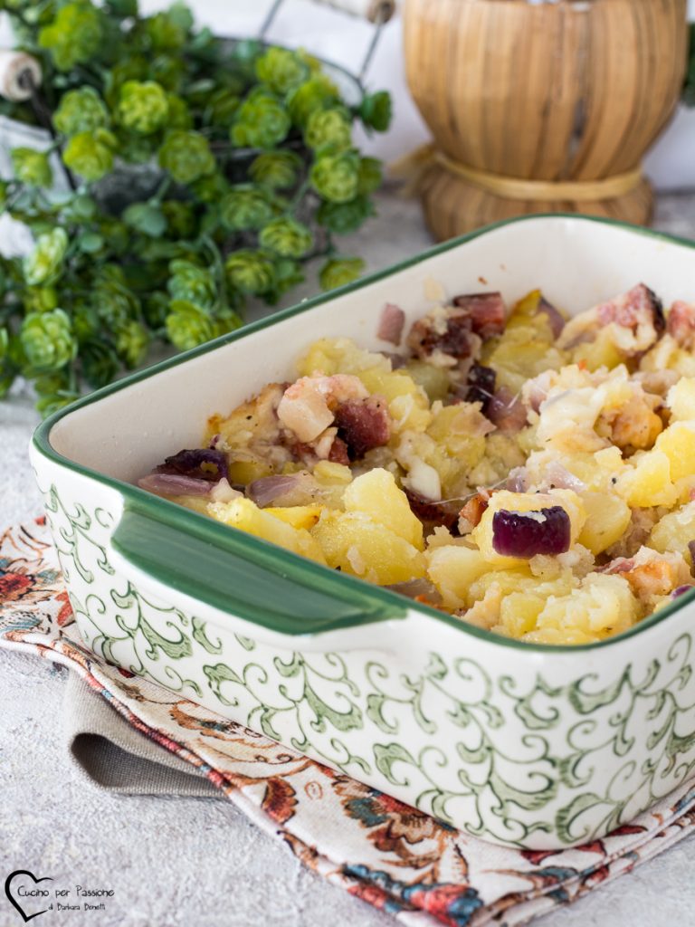 Patatas y speck al horno con cebolla
