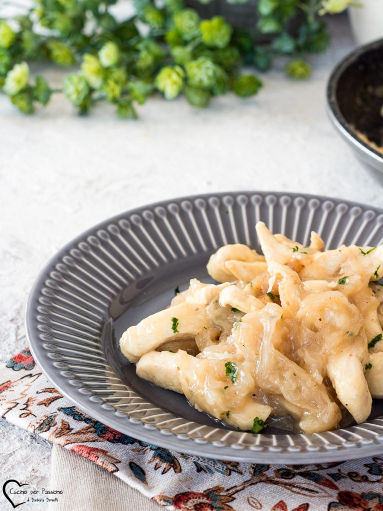 Pechuga de pollo con cebolla