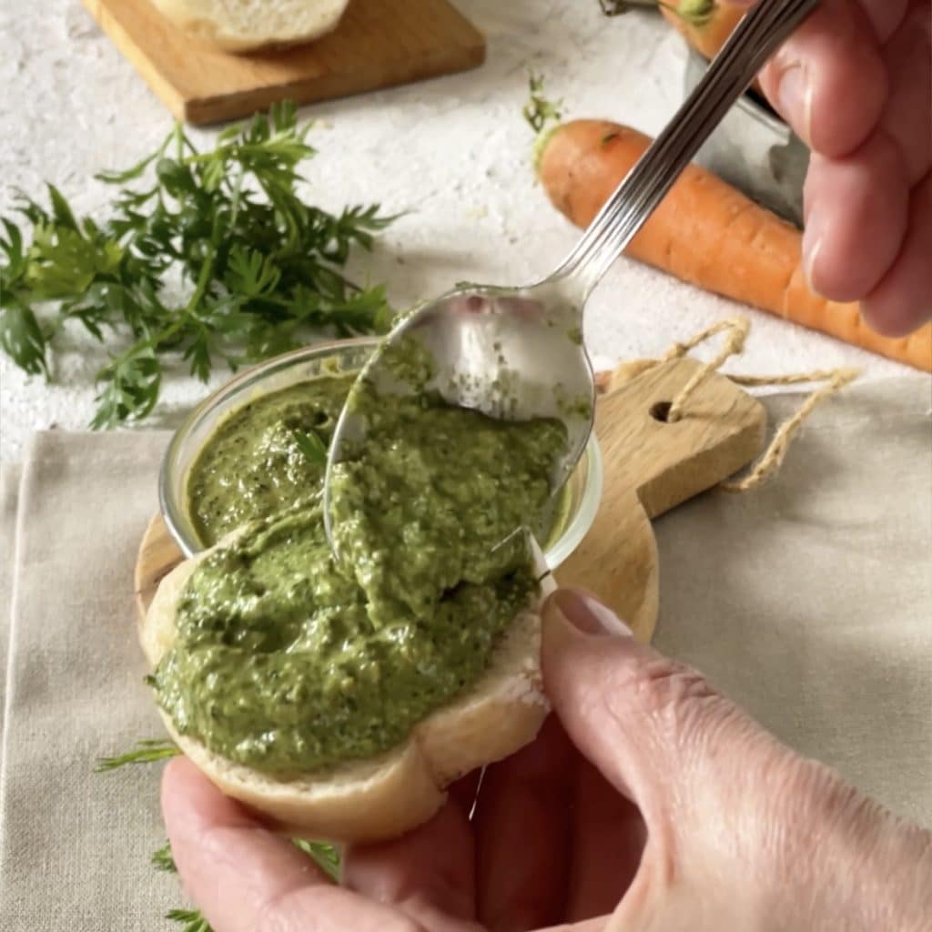 Pesto con hojas de zanahoria
