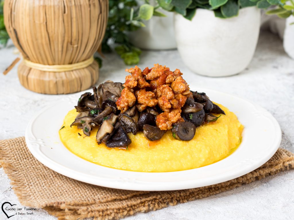 Polenta con setas y salchicha