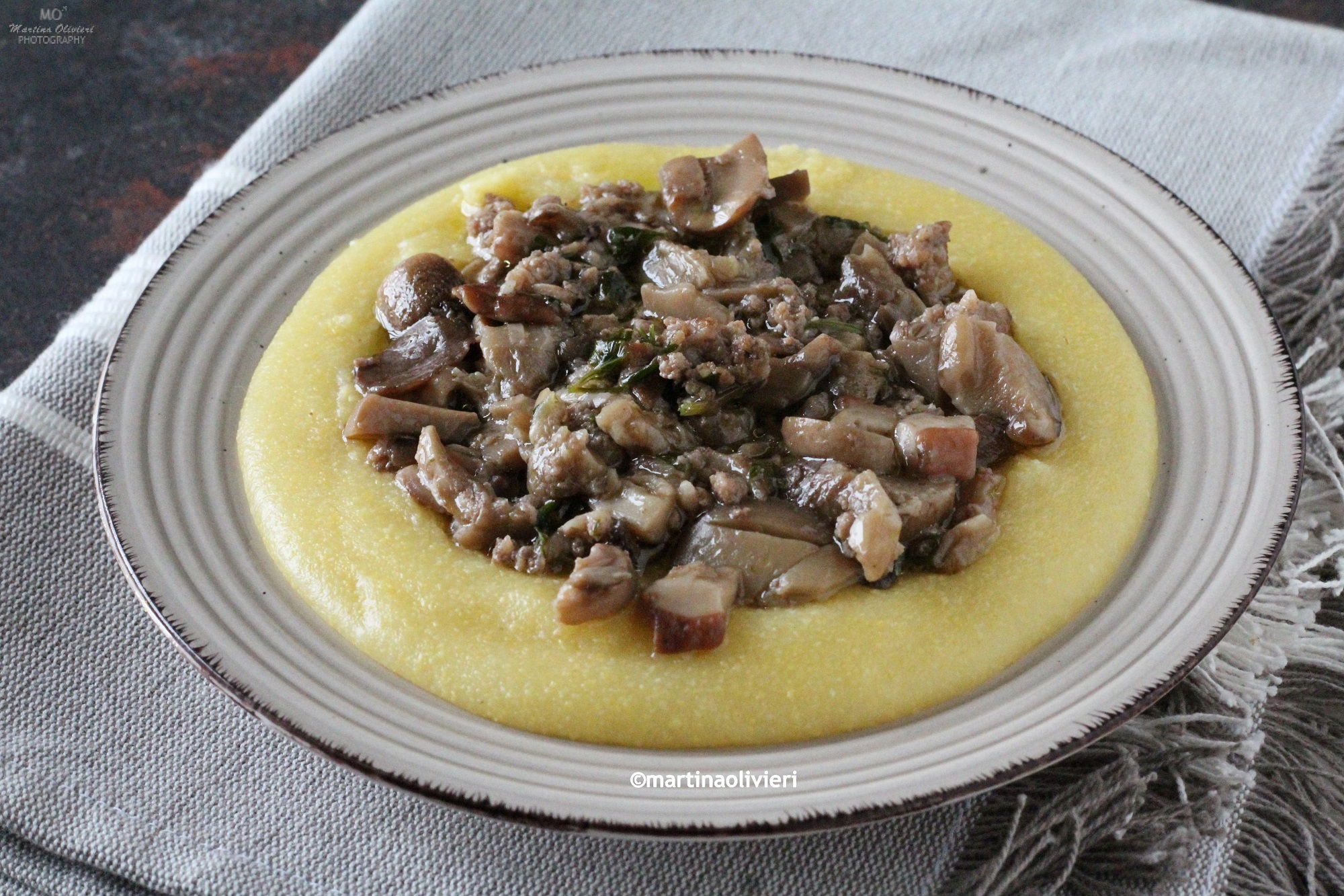 Polenta con setas y salchicha