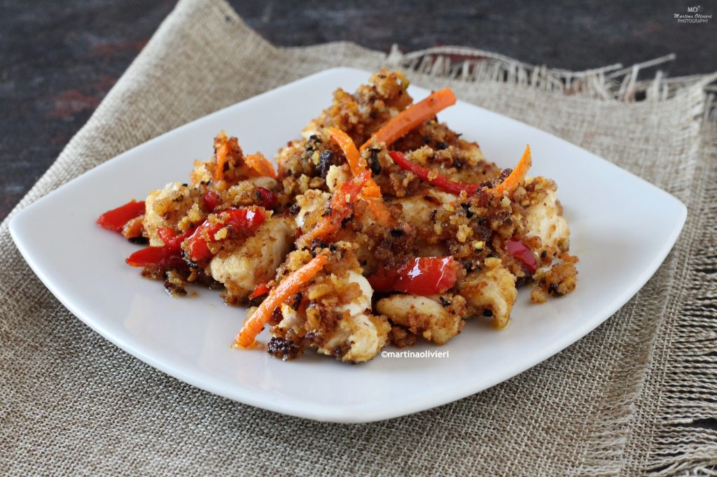 Pollo crujiente con verduras en sartén