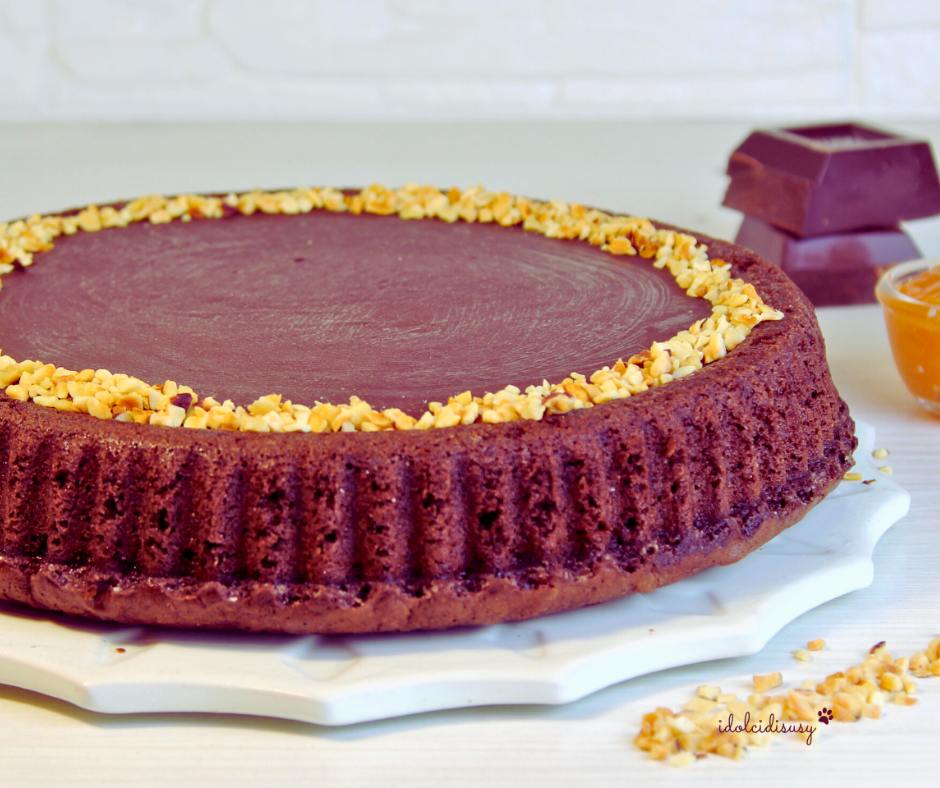 Tarta blanda Sacher decorada con granillo de avellanas y glasa de chocolate negro, perfecta para desayuno o postre.