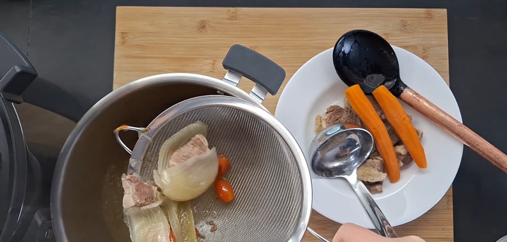 Carne y verduras retiradas de la olla