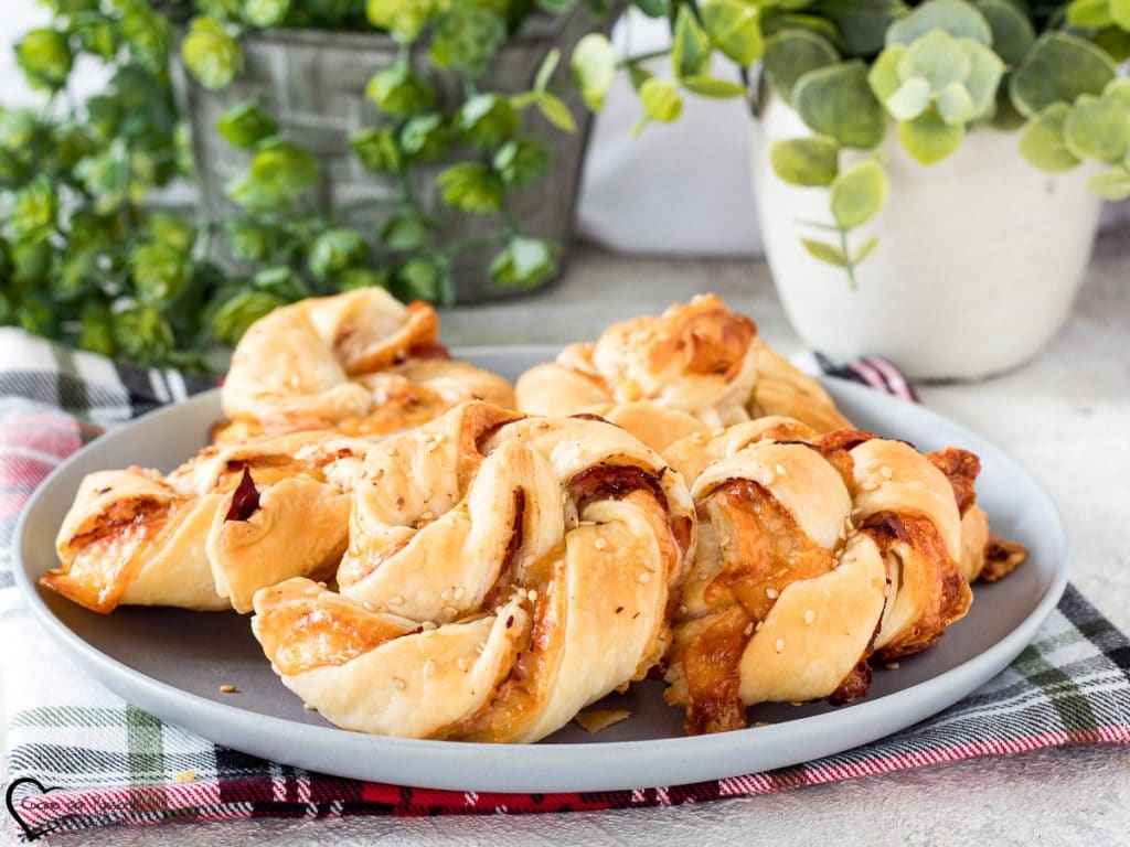 Rollitos de hojaldre con jamón y queso