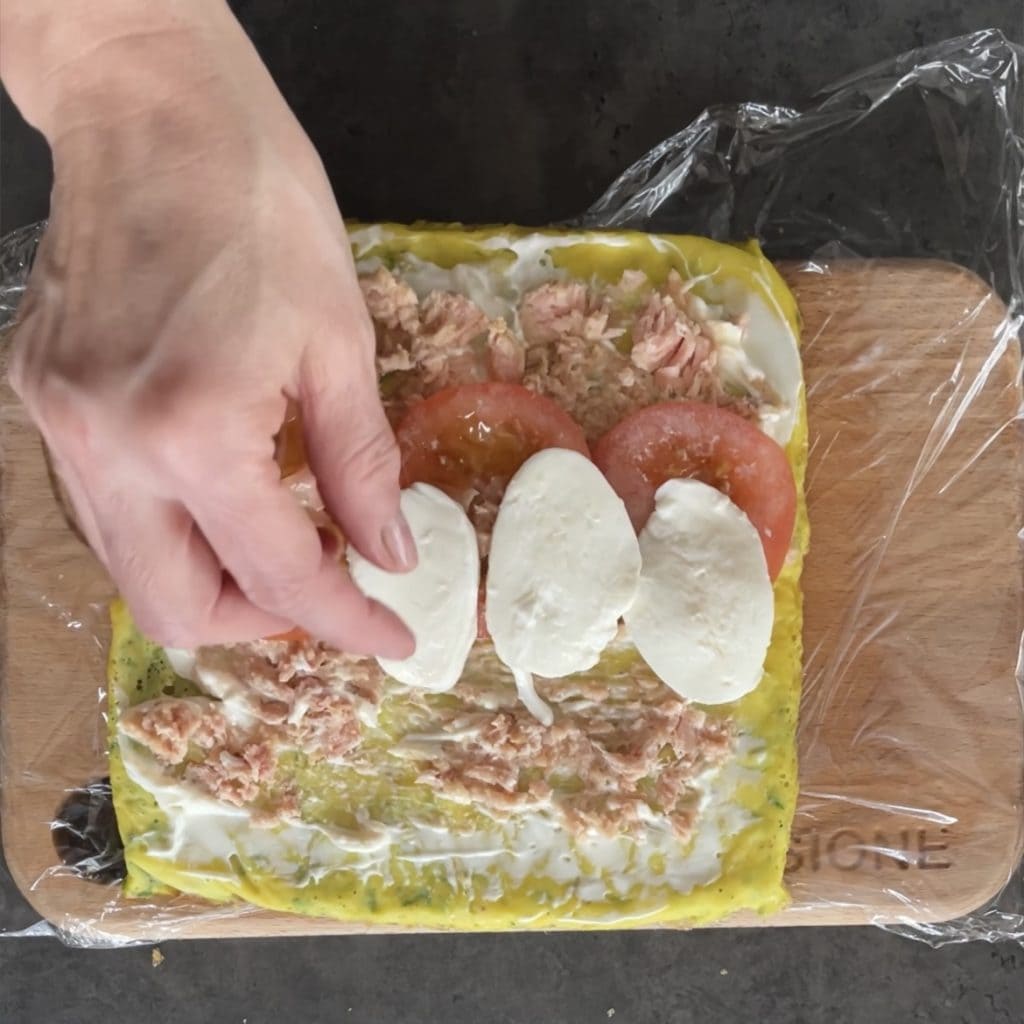 Rollo de tortilla fría con atún