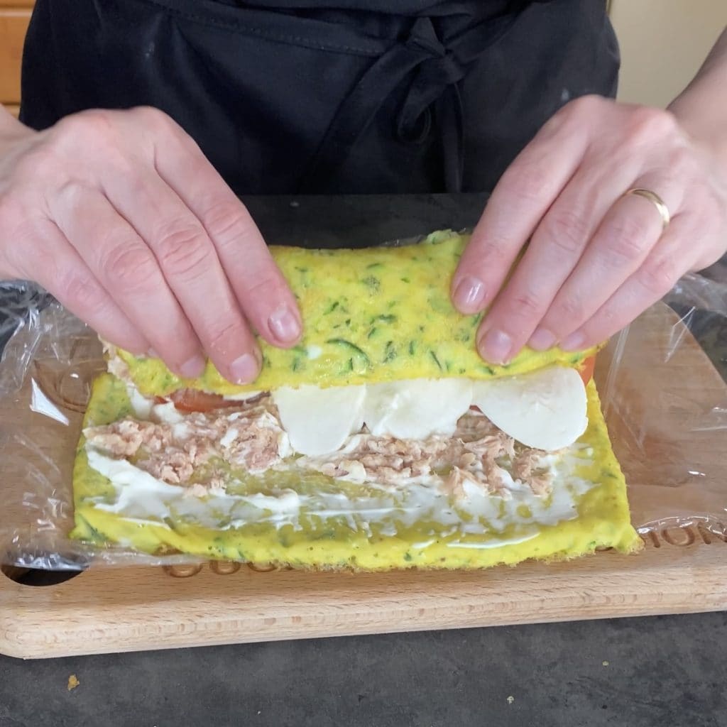 Rollo de tortilla fría con atún