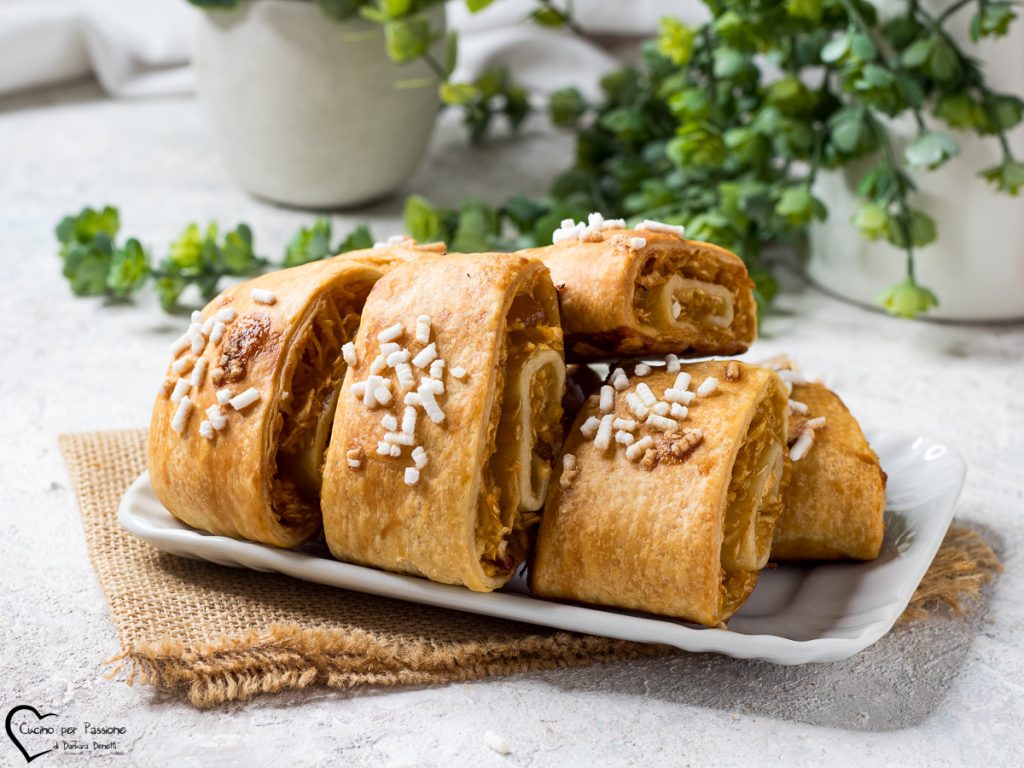 Rollos de hojaldre con manzana rallada