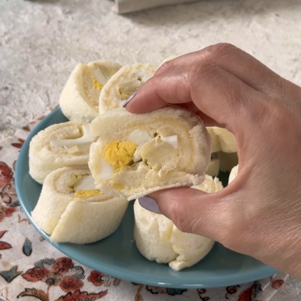 Rollos de sándwiches vegetarianos con huevos y alcachofas