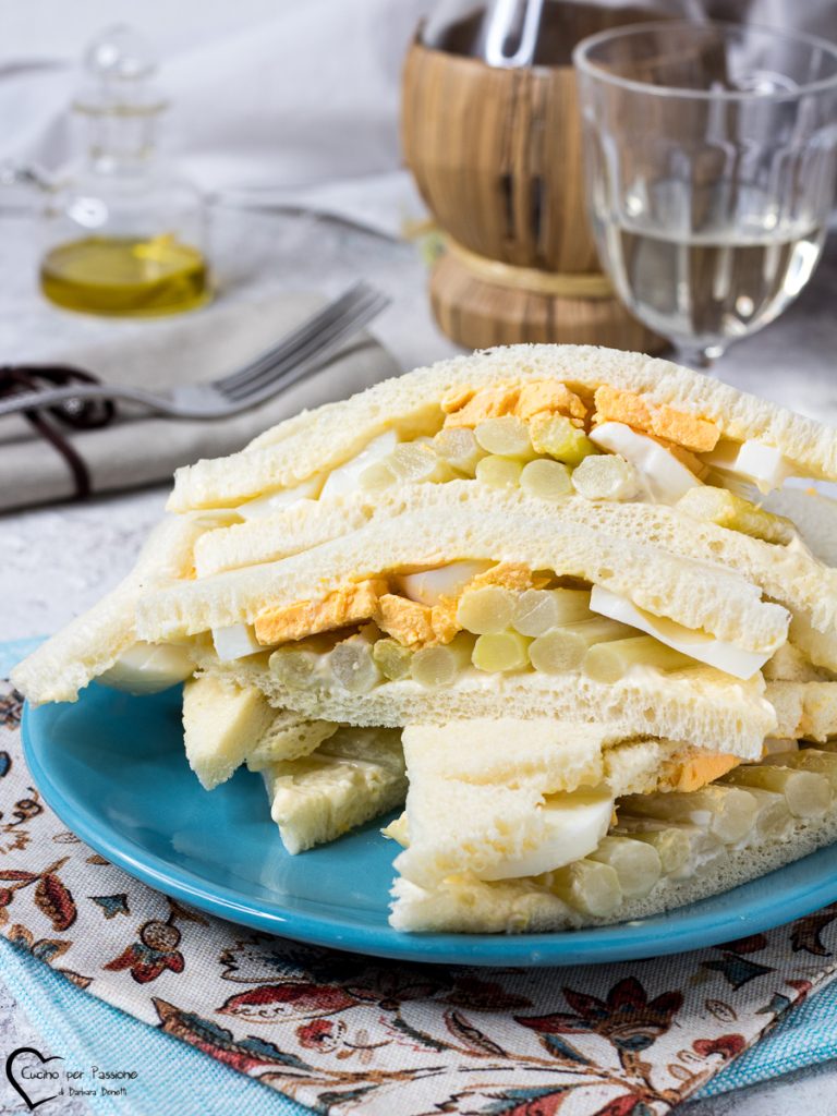 sándwiches de huevo y espárragos