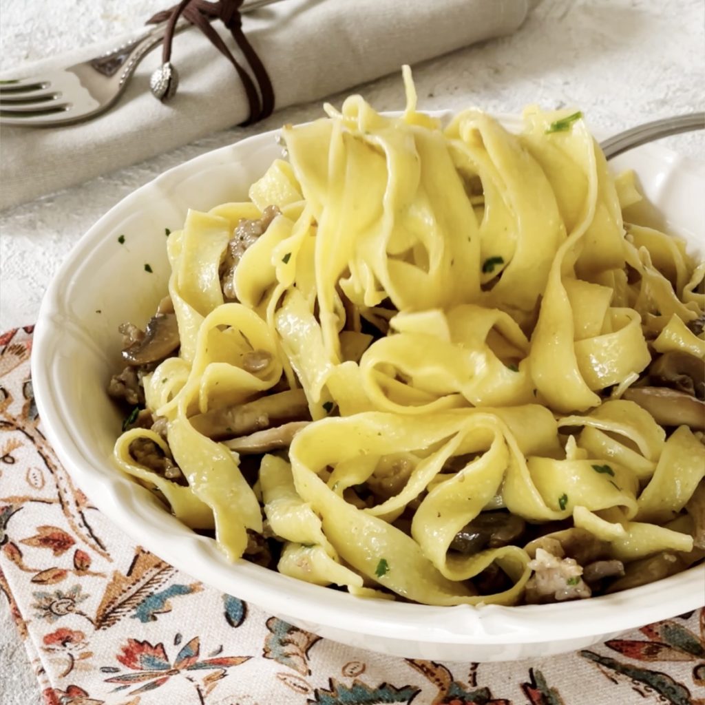 Tagliatelle con salchicha y setas
