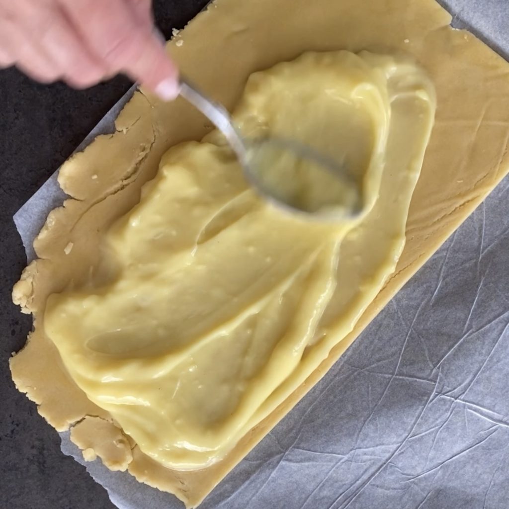 Tarta con crema y manzanas