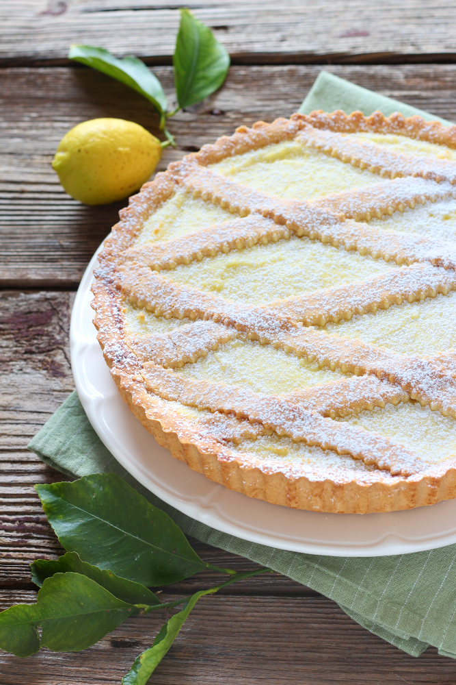Tarta de ricotta y limón cremosa y aromática, un postre muy sencillo de realizar con una masa quebrada de aceite que no requiere tiempos de reposo, perfecta para una ocasión especial o para una merienda deliciosa.