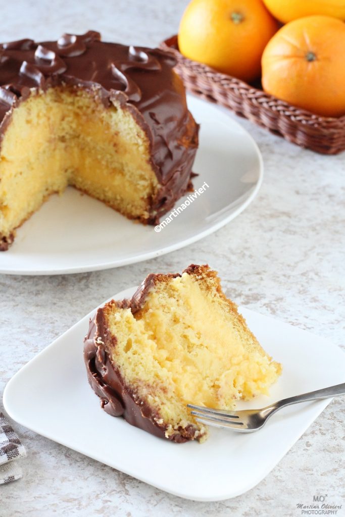 Tarta esponjosa de naranja y chocolate