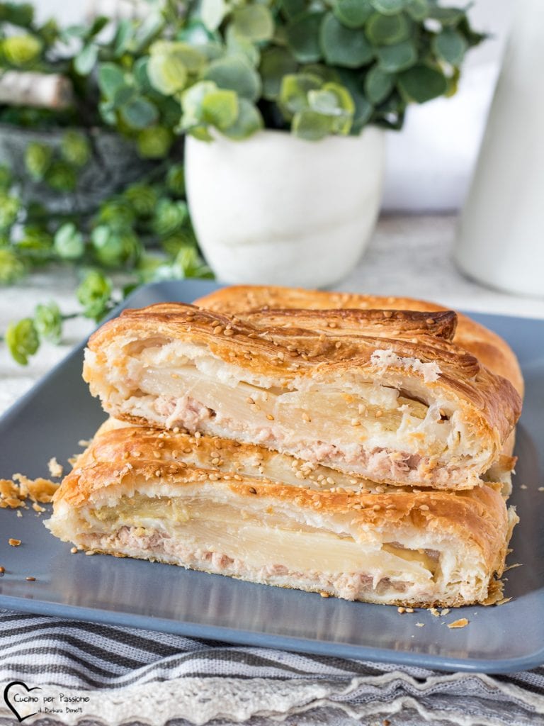 Tarta salada con espárragos y atún