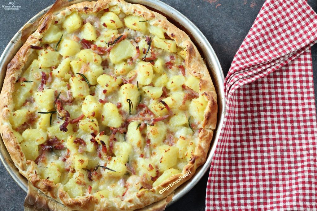 Tarta salada con patatas y speck