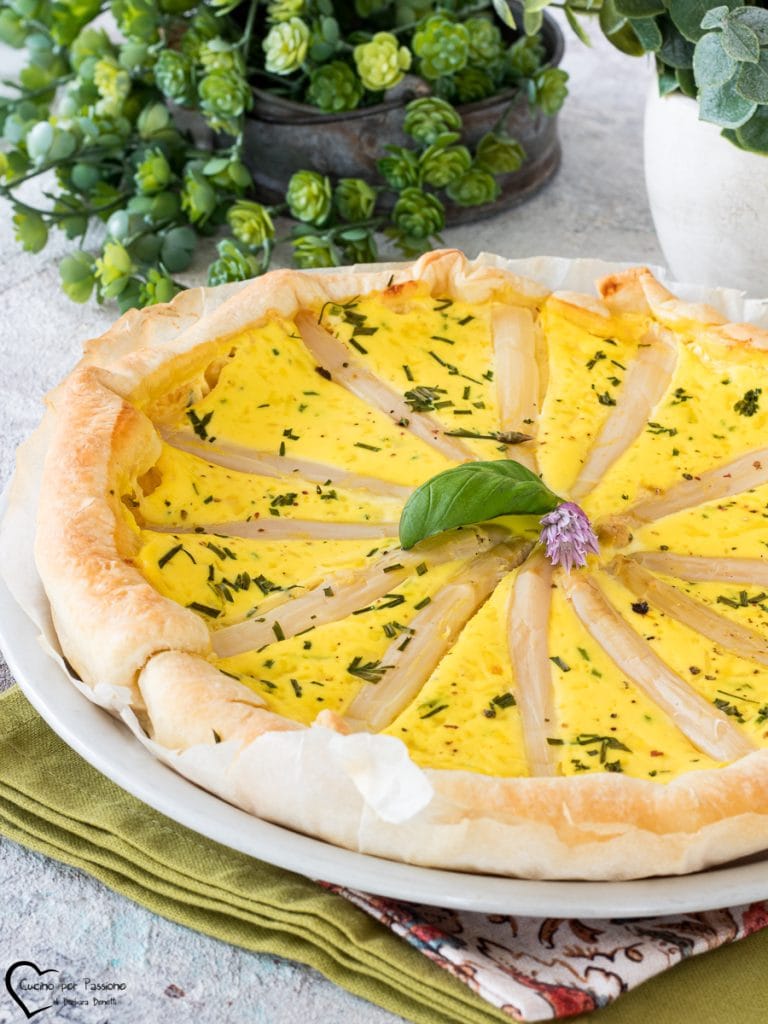 Tarta salada de espárragos y huevos