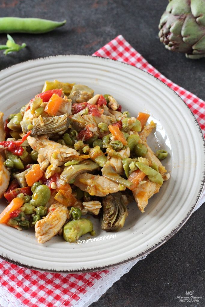 Tiras de pollo con alcachofas, habas y guisantes