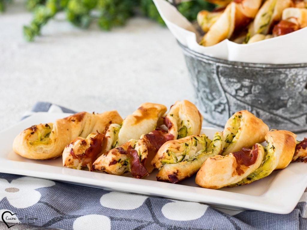 Torciglioni de hojaldre salados con speck y calabacines