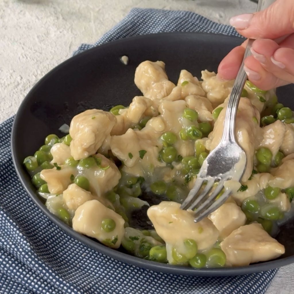 Trocitos de pollo con guisantes