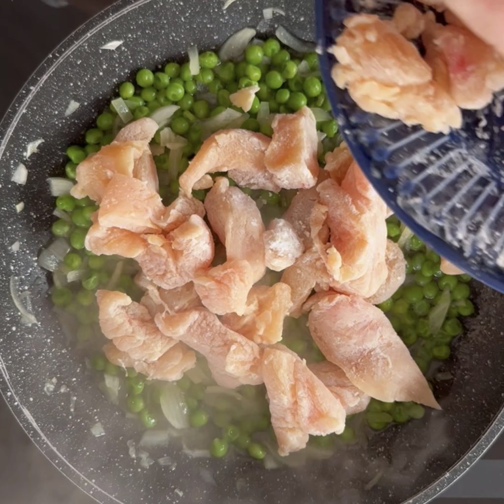 Trocitos de pollo con guisantes