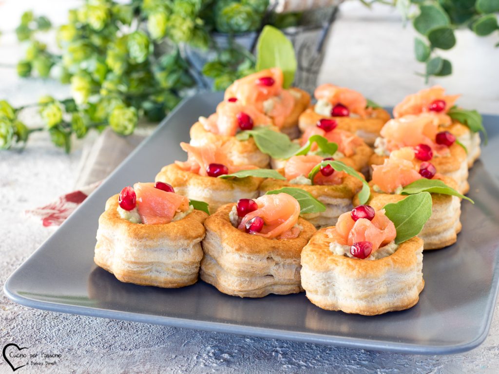 Vol au vent con salmón y aguacate