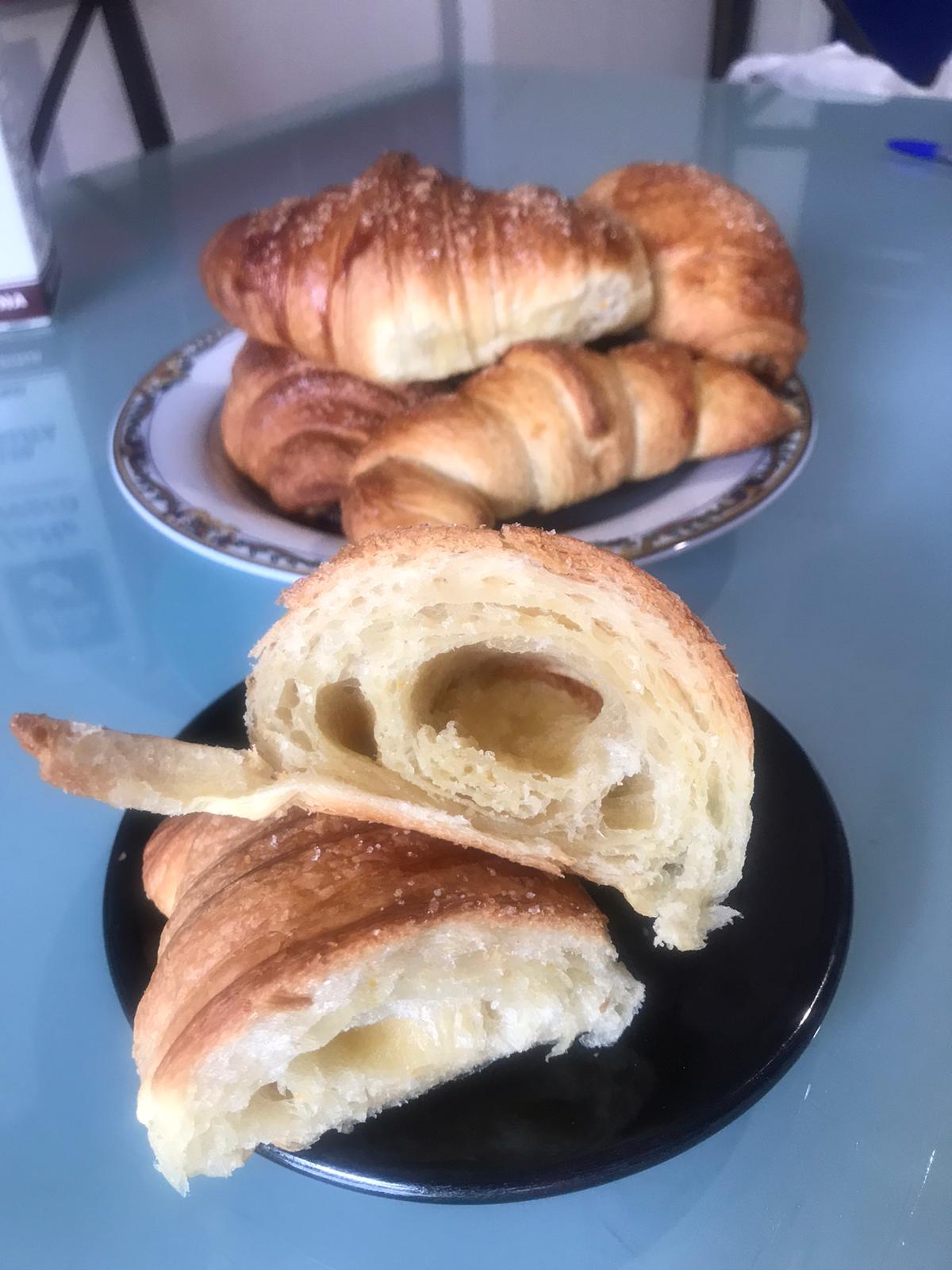Croissants hojaldrados con masa madre
