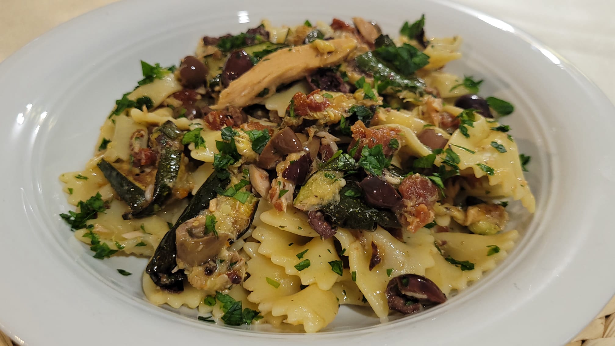 Farfalle frías con atún y calabacines a la parrilla en freidora de aire