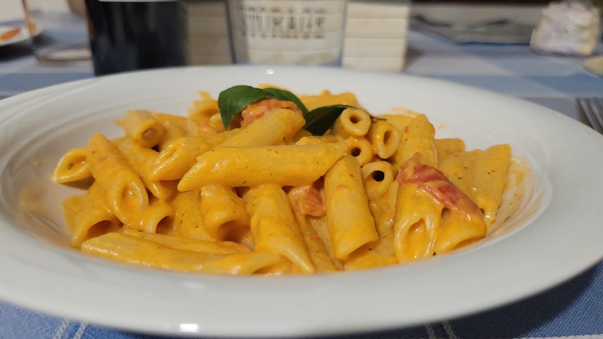 Penne con crema de tomates y robiola