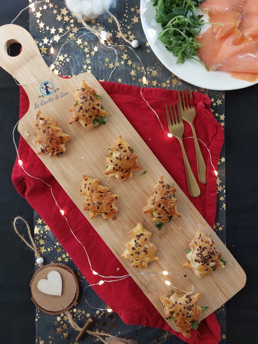 Árboles de Navidad de hojaldre salados rellenos con salmón, ricotta y rúcula