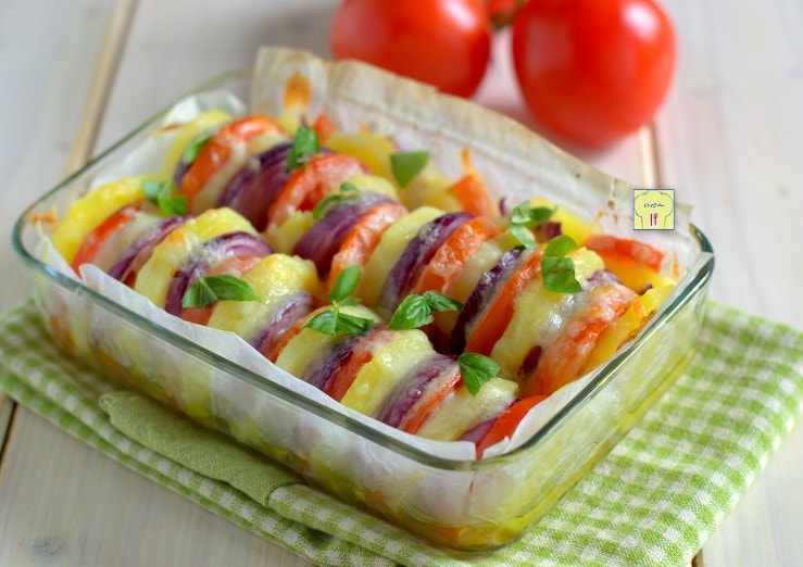 Bandeja de patatas, tomates y cebolla