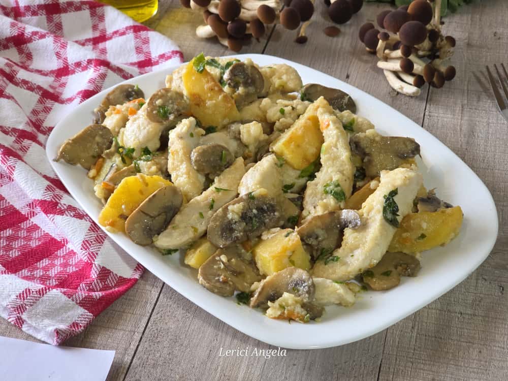 Bocados de pollo cremosos con champiñones y patatas
