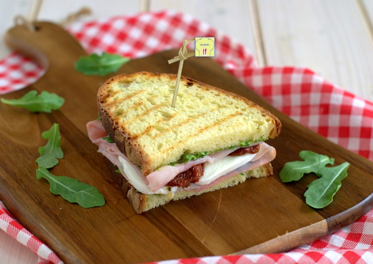 Bocadillo gourmet de jamón y tomates secos