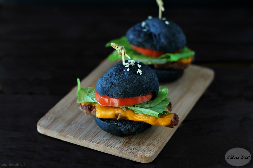 Bocadillo negro con salchicha