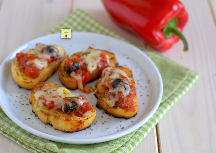 Bruschettas con pimientos y mozzarella